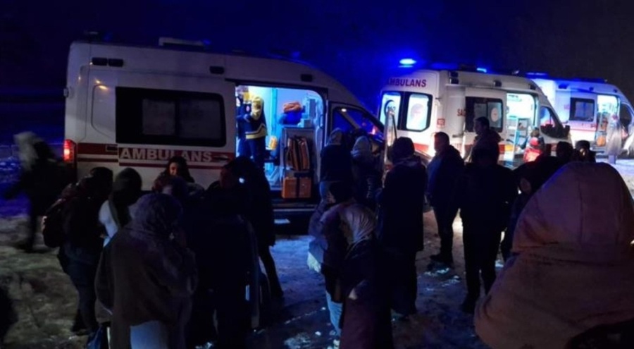 Korkunç kaza! 2'si çocuk 14 kişi yaralandı