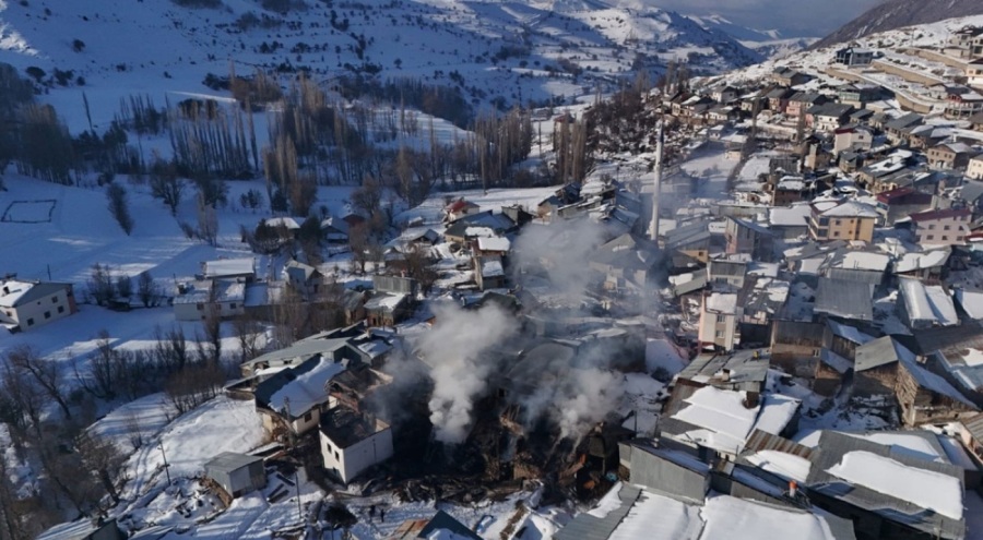 Erzurum'da çıkan yangında 6 ev zarar gördü