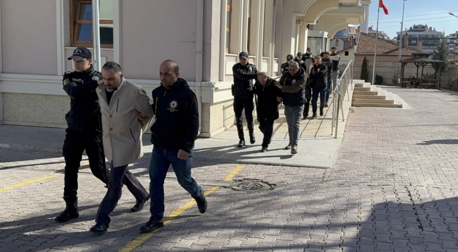 Konya'da binanın çökmesiyle ilgili yakalanan 6 şüpheli adliye sevk edildi