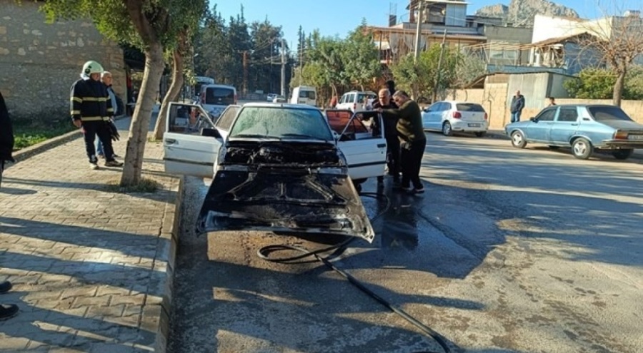Seyir halindeki otomobil alev alev yandı