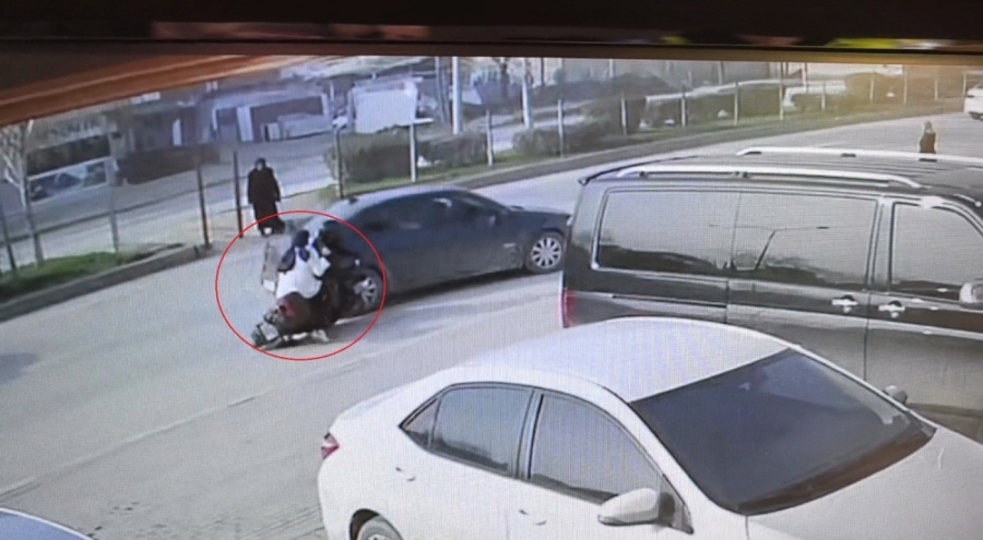 Bursa'da elektrikli bisiklet sürücüsü otomobille çarpıştı!