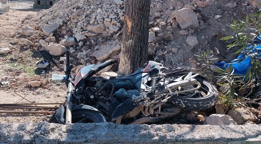 Motosiklet ağaca çarptı: 2 kişi yaşamını yitirdi