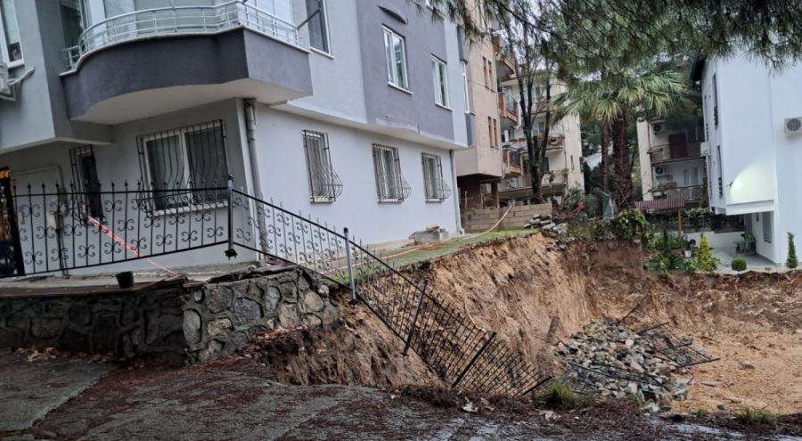 Bursa'da inşaat alanında heyelan oldu, bina kaydı!