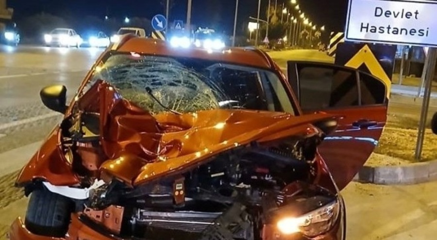 Otomobil yayalara çarptı: 2 ölü