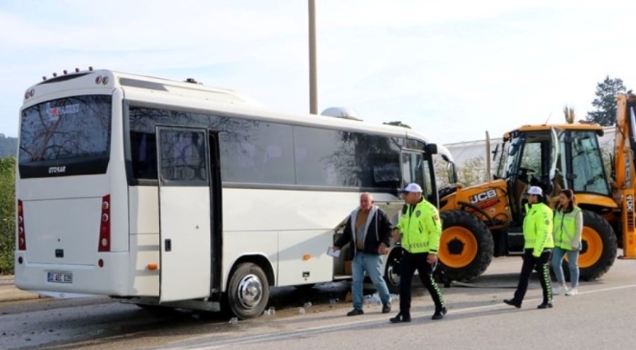 Midibüs ile iş makinesi çarpıştı: 15'i çocuk 23 yaralı