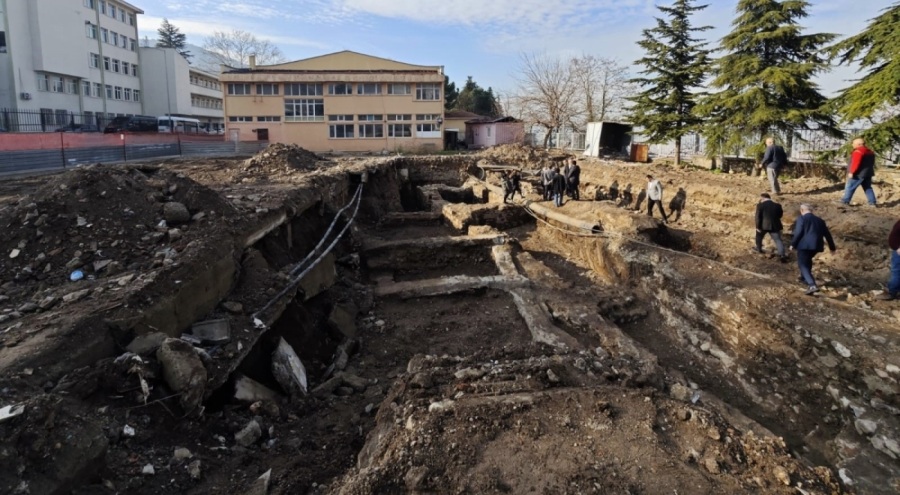 Bursa'da Tophane Mesleki ve Teknik Anadolu Lisesi'nde kazı çalışmaları devam ediyor