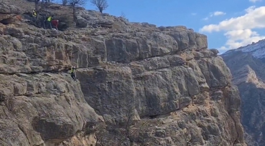 Kayalık alanda 6 gündür mahsur kalan keçi 4 saatlik çalışmayla kurtarıldı