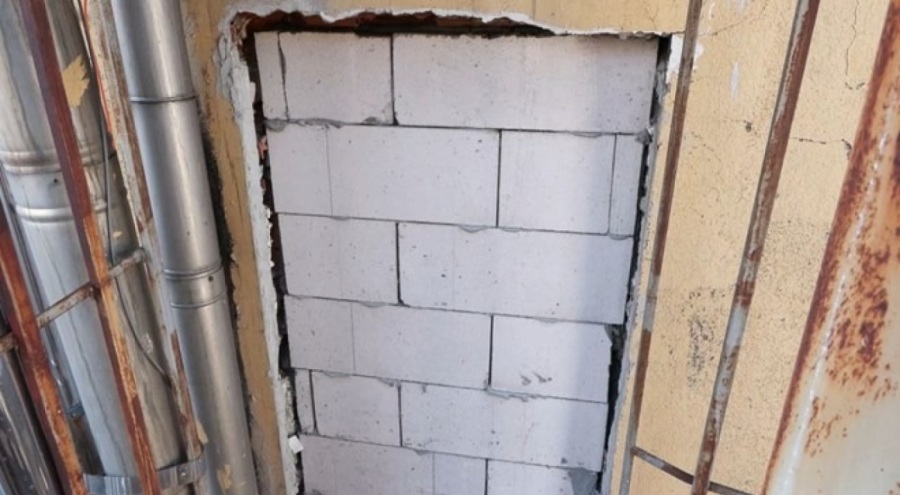 İş yerinde yangın merdiveni kapısına tuğla ördüler!