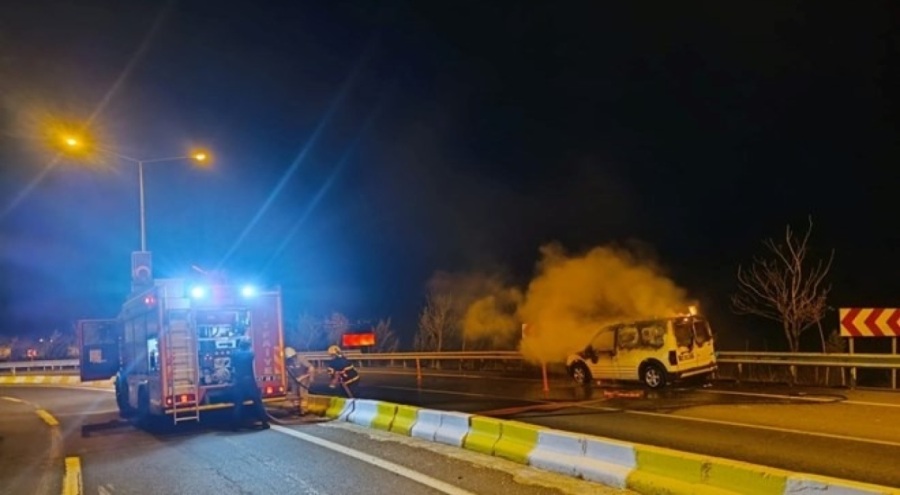 Seyir halindeki ticari araç alev aldı