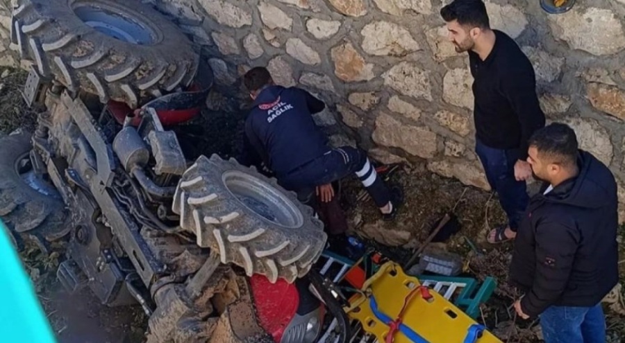 Traktör dere yatağına devrildi