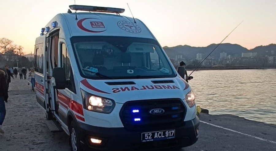 Balık tutarken denize düşen adam kıl payı kurtuldu