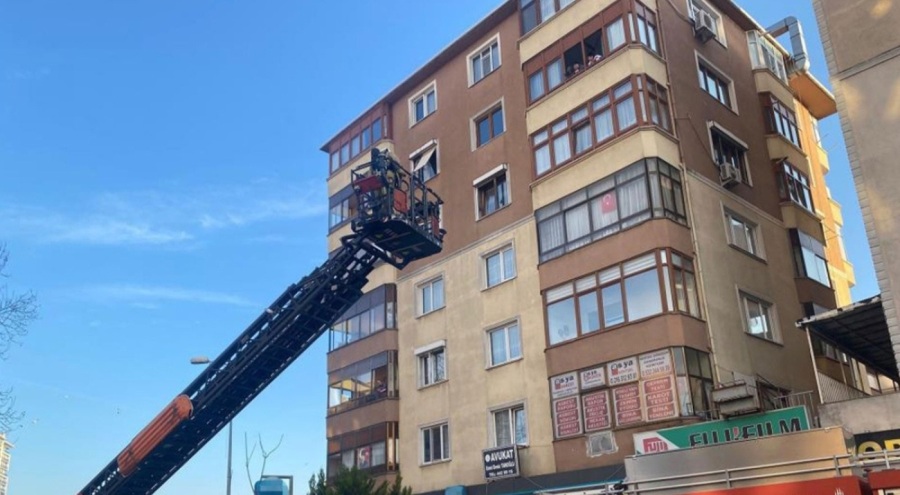 Çatıda çıkan yangın paniğe sebep oldu