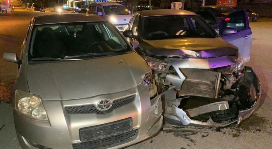 İki otomobil çarpıştı: Yaralılar var