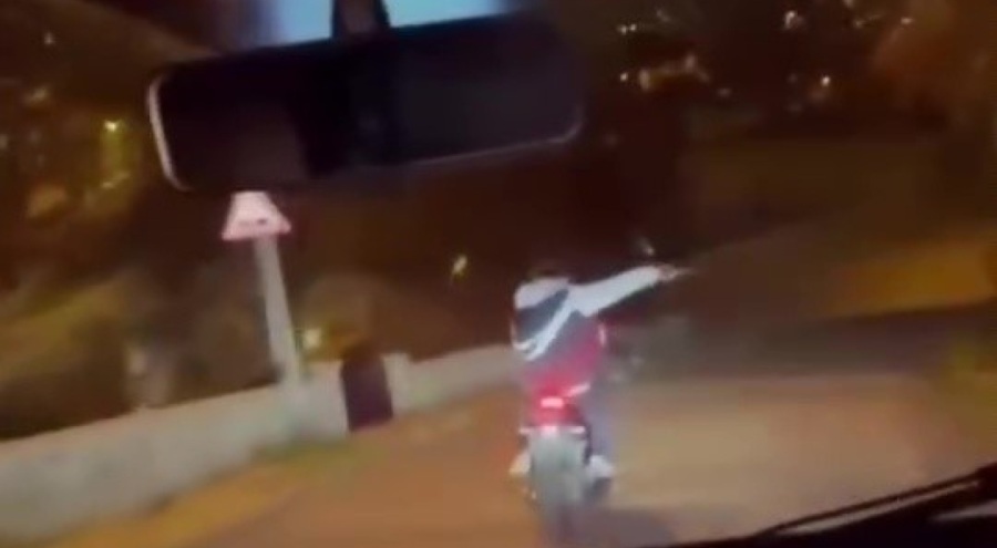 Motosikletli 2 genç silahla etrafa ateş açtı