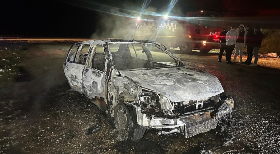 Yol kenarında yanan otomobilin içinden ceset çıktı