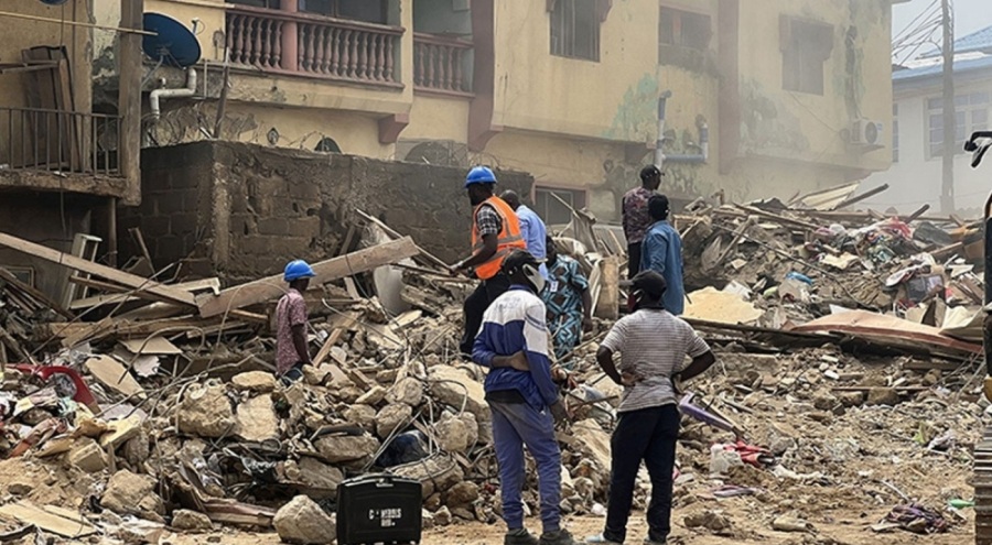 Nijerya'da 2 katlı bina çöktü! Çok sayıda ölü ve yaralı var