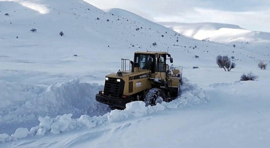 Bayburt'ta kar nedeniyle yolda mahsur kalan 4 kişi kurtarıldı