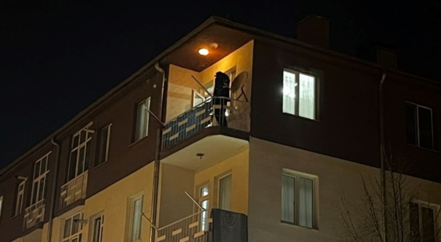 Balkonda oturan husumetlisini tüfekle vurdu
