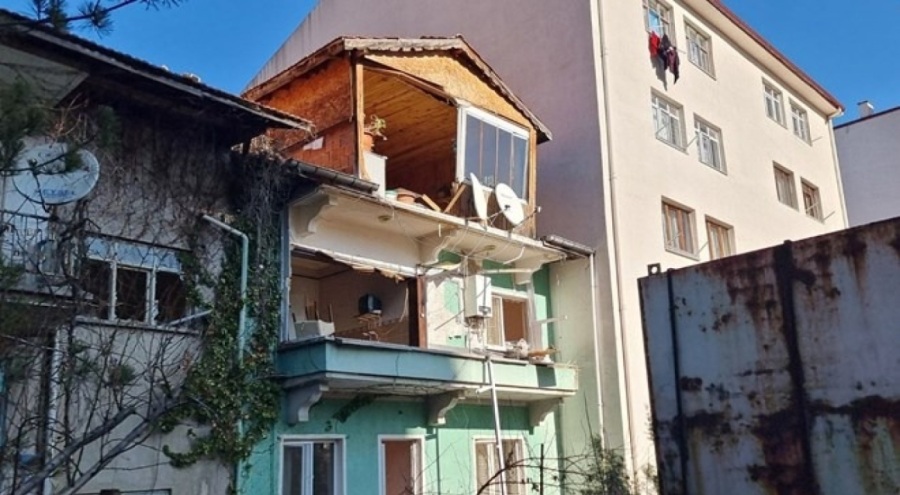 3 katlı binada doğalgaz patlaması: 1 yaralı