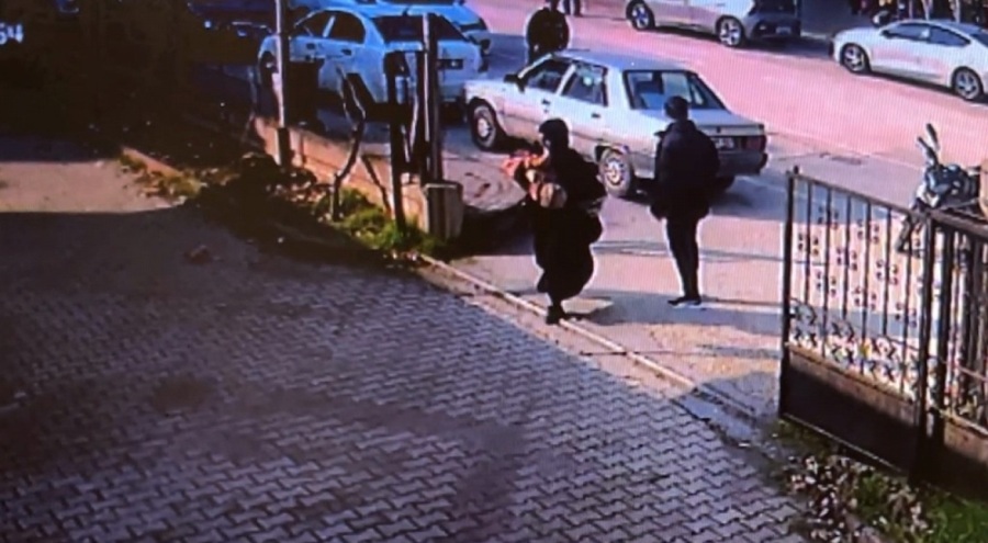 Bursa'da motosikletin çarptığı çocuğu annesi kucağında sağlık ocağına taşıdı