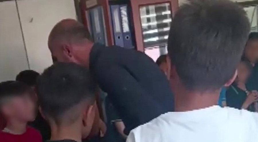 Okul müdüründen öğrencilere sıra dayağı! Açığa alındı