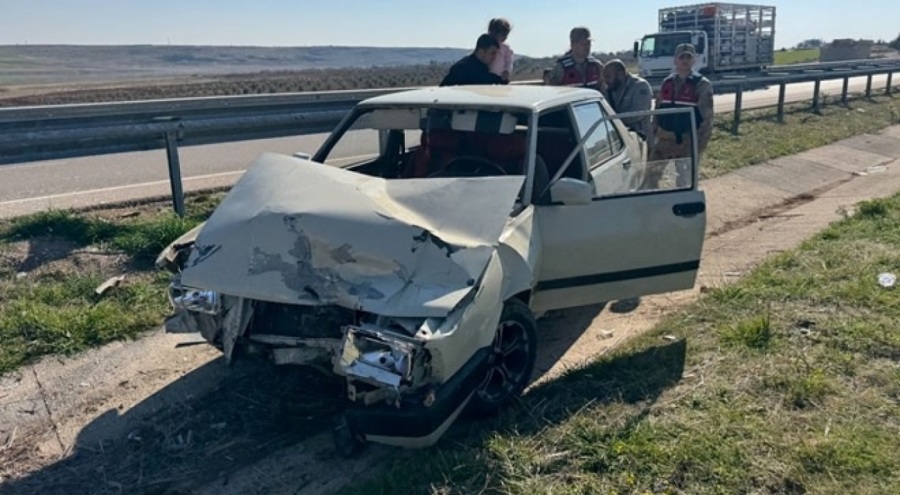 Bariyerlere çarpan otomobildeki 2 kişi yaralandı