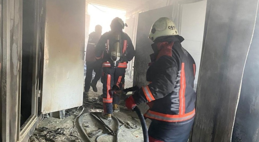 İnşaat işçilerinin kaldığı şantiyede çıkan yangın paniğe sebep oldu