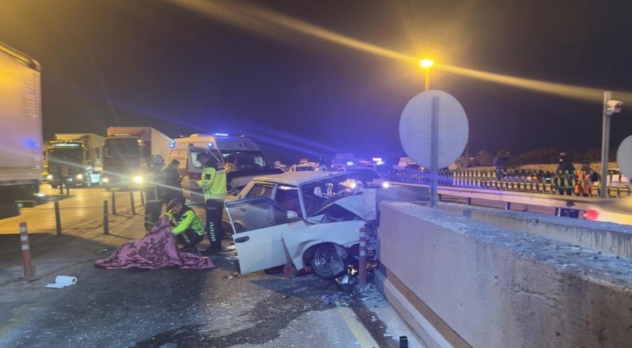 Otomobil otoyol gişelerinde beton bariyerlere çarptı: 2 ölü, 5 yaralı