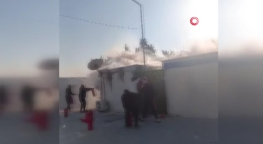 Depremzede ailenin konteyneri cayır cayır yandı!