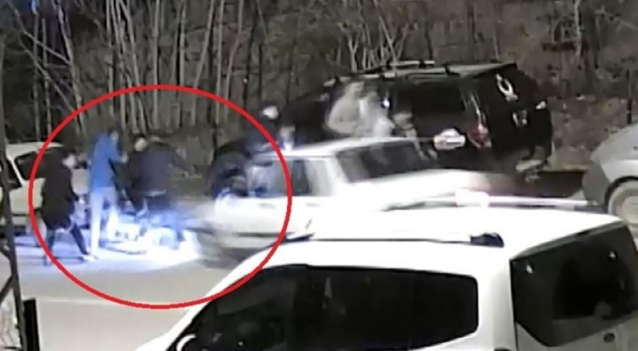 Otomobil öğrencilerin arasına daldı! O anlar kamerada