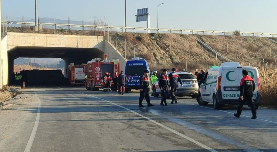 İşçileri taşıyan midibüsü devrildi! Çok sayıda ölü var