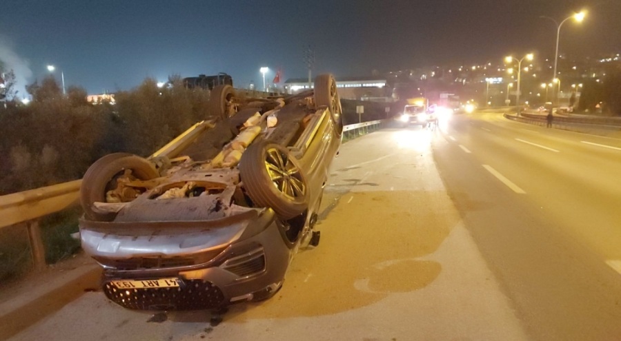 TEM'de bariyere çarpan cip devrildi