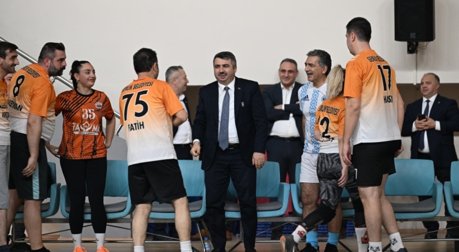 Başkan Yılmaz, Belediyeler Arası Voleybol Dostluk Turnuvası'nı izledi