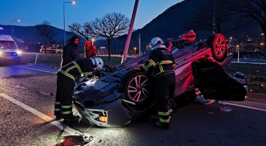 TIR'a çarpıp takla attı: Sürücü yaralandı