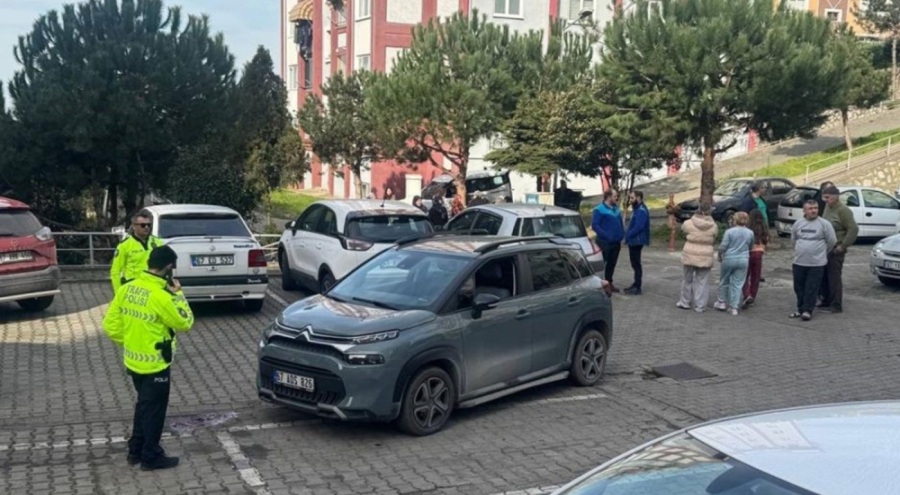 Aracını park etmeye çalışan kadın, kocasını ezdi