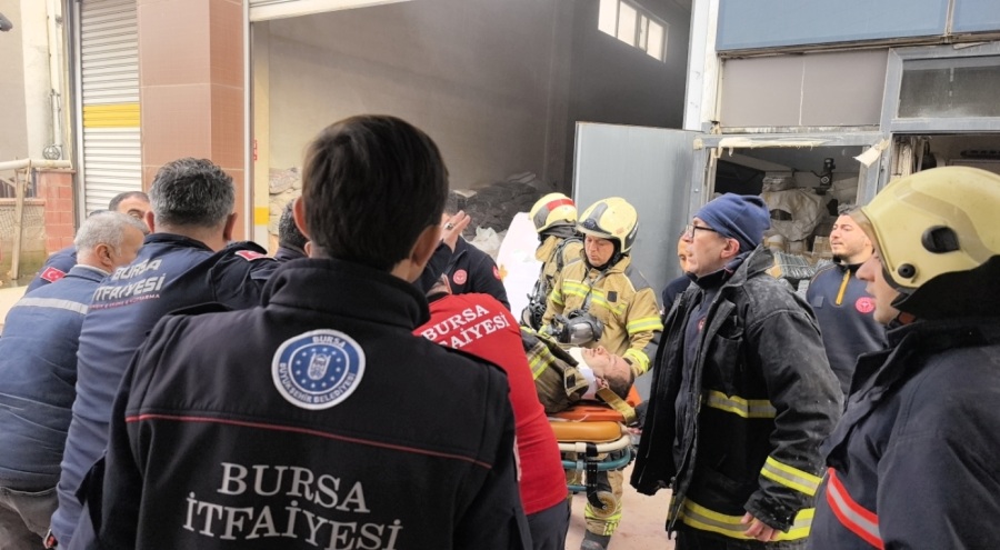 Bursa'da fabrika yangınına müdahale eden itfaiye eri çöken çatıdan düştü!