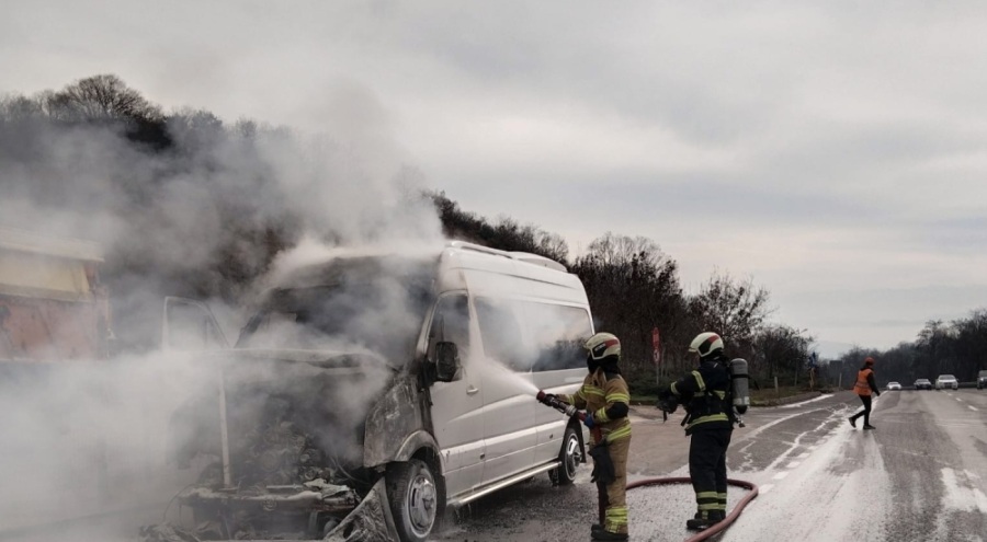 Bursa'da servis minibüsü alev alev yandı