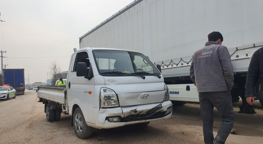 Bursa'da motosiklet ve kamyonetle kafa kafaya çarpıştı
