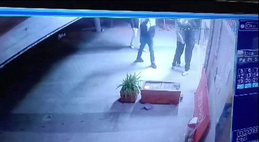 Çiğ köftecide arkadaşını öldürdü! "Yeni silahımı gösterirken oldu"