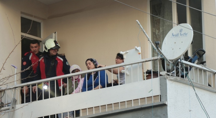 Apartmanda çıkan yangında 11 kişi dumandan etkilendi