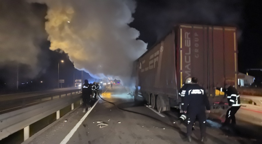Bursa'da TIR'a arkadan çarpan sunta yüklü TIR alev aldı, araçta sıkışan sürücü öldü!