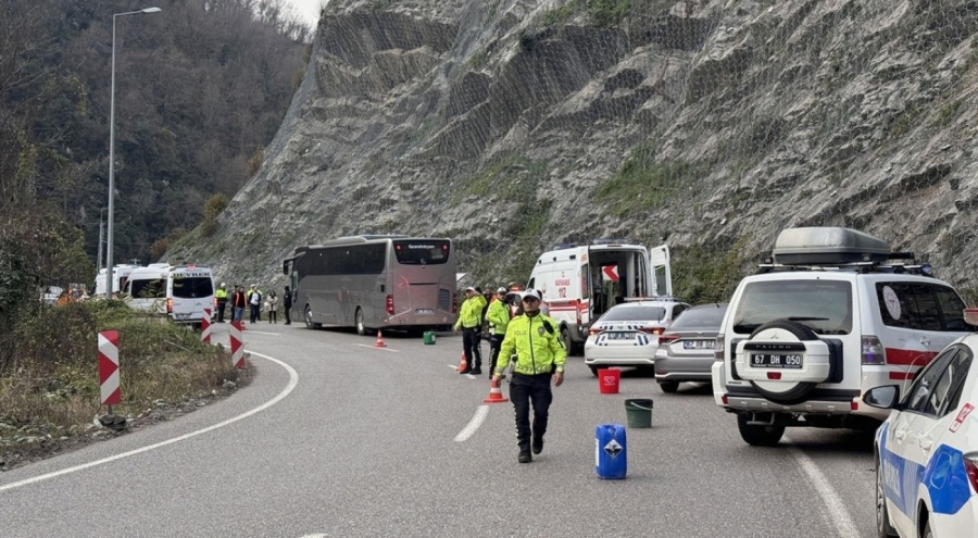 Yolcu otobüsü tünel duvarına çarptı: Yaralılar var