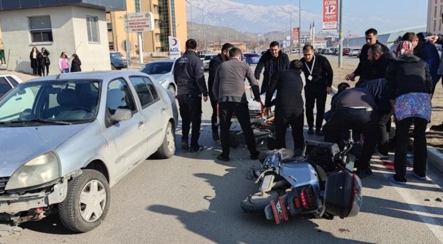 Otomobille çarpışan motosikletin sürücüsü ağır yaralandı