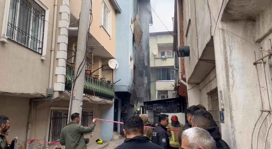 Bursa'daki yangında 4 katlı bina küle döndü