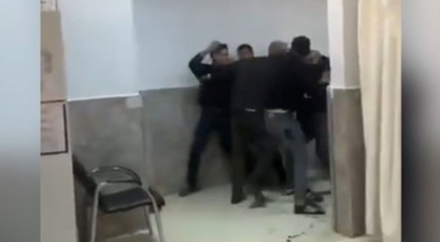 Acil serviste yumruklu bıçaklı kavga! Çok sayıda yaralı