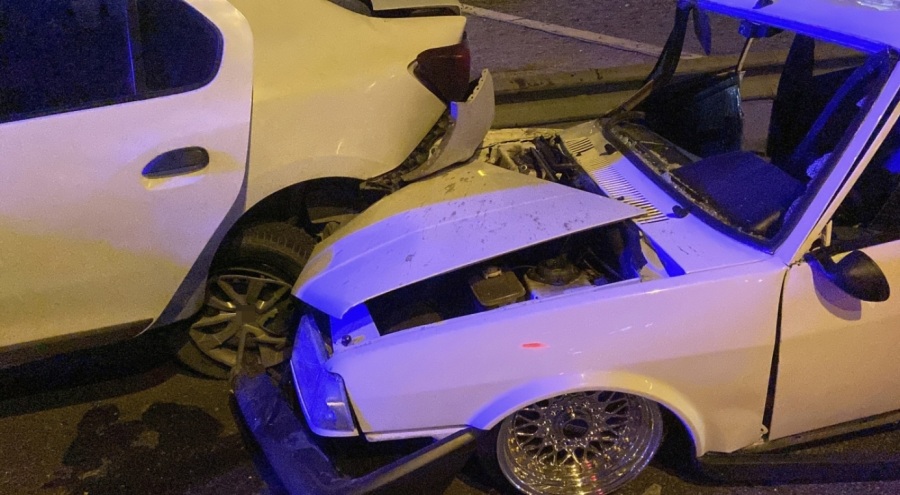 Otomobiller çarpıştı! Yaralılar var