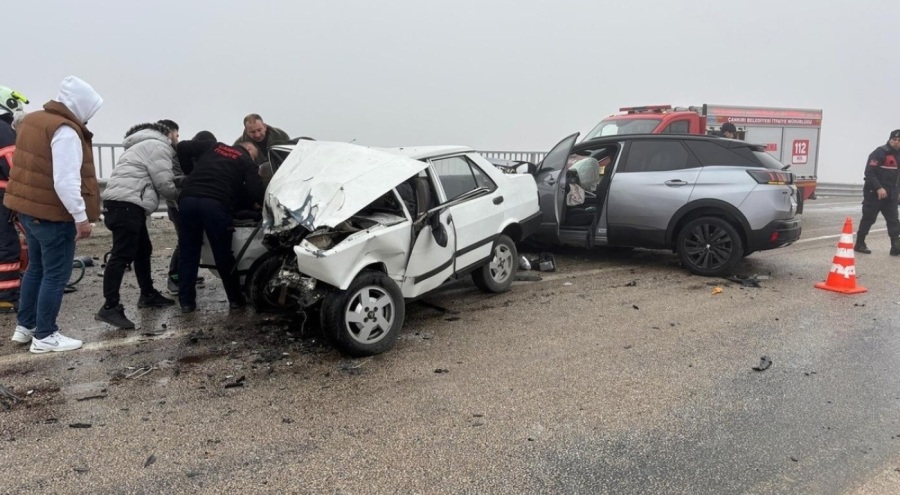 Çankırı'da otomobiller kafa kafaya çarpıştı; 1 ölü, 2 yaralı