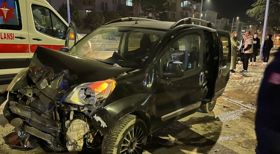 Bursa'da feci kaza! Hafif ticari araç ile otomobil çarpıştı, yaralılar var