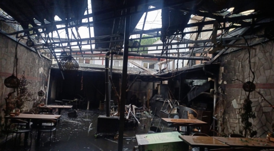 Bursa'da gece yarısı restoranda çıkan yangın yan eve sıçradı