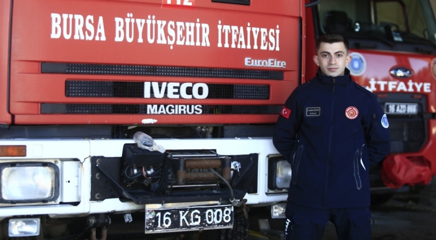 Bursa Büyükşehir İtfaiyesi'nde çalışan Ahmet, 18 yıl sonra aynı pozu çektirdi